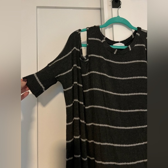 Peep shoulder flowy short sleeve top - Picture 2 of 4